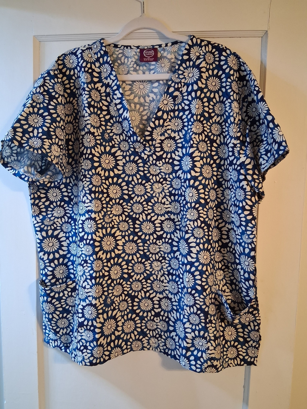 Daisy-Print Navy Short-Sleeve Scrub Top - Divine Curves